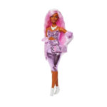 عروسک باربی با موی صورتی Barbie Deluxe Style کد HYV25 با طراحی خاص، لباس براق و اکسسوری های جذاب، انتخابی فوق العاده برای کودکانی است که عاشق دنیای مد، استایل و بازی های خلاقانه هستند. 4- توضیحات محصول: ویژگی های عروسک باربی با موی صورتی Barbie Deluxe Style کد HYV25 عروسک باربی با موی صورتی Barbie Deluxe Style کد HYV25 یکی از جذاب ترین مدل های مجموعه Deluxe Style است که با طراحی متفاوت و استایل مدرن خود، توجه کودکان و کلکسیونرها را جلب می کند. این عروسک با موهای صورتی موج دار، لباس درخشان و اکسسوری های خاص، دنیایی از خلاقیت و داستان سازی را برای کودکان ایجاد می کند. طراحی خاص و استایل متفاوت در طراحی این عروسک از ترکیب رنگ های چشمگیر و جزئیات دقیق استفاده شده است. لباس براق و جذاب باربی در کنار دستکش های مخملی و چکمه های سفید، ظاهر او را به یک شخصیت مد روز تبدیل کرده است. همچنین کیف خاص با طرح اسکناس و تاج نگین دار، جلوه ای لوکس و متفاوت به این عروسک می بخشد و باعث می شود کودک تجربه ای هیجان انگیز از بازی داشته باشد. مناسب برای تقویت خلاقیت کودکان بازی با عروسک باربی Barbie Deluxe Style فقط سرگرمی نیست، بلکه می تواند به رشد مهارت های ذهنی و اجتماعی کودک نیز کمک کند. کودکان هنگام بازی با این عروسک، داستان های مختلف می سازند و شخصیت پردازی می کنند. این موضوع باعث تقویت تخیل، افزایش اعتماد به نفس و رشد مهارت های ارتباطی آن ها می شود. کیفیت ساخت بالا و مفاصل حرکتی این عروسک با استفاده از متریال باکیفیت تولید شده و جزئیات ظاهری آن با دقت بالایی طراحی شده است. مفاصل حرکتی عروسک امکان ایجاد ژست های متنوع را فراهم می کند و کودک می تواند باربی را در حالت های مختلف قرار دهد. این ویژگی، بازی را واقعی تر و جذاب تر می کند و برای نمایش و عکاسی از عروسک نیز بسیار کاربردی است. انتخابی عالی برای هدیه اگر به دنبال هدیه ای متفاوت و دوست داشتنی برای کودکی علاقه مند به مد و فشن هستید، عروسک باربی با موی صورتی Barbie Deluxe Style کد HYV25 می تواند انتخابی فوق العاده باشد. ظاهر خاص، کیفیت بالا و طراحی حرفه ای این محصول باعث می شود هم برای بازی روزمره و هم برای کامل کردن مجموعه باربی مناسب باشد. این محصول با بسته بندی جذاب و کیفیت عالی، هدیه ای ماندگار و هیجان انگیز برای کودکان خواهد بود.