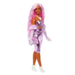 عروسک باربی با موی صورتی Barbie Deluxe Style کد HYV25 با طراحی خاص، لباس براق و اکسسوری های جذاب، انتخابی فوق العاده برای کودکانی است که عاشق دنیای مد، استایل و بازی های خلاقانه هستند. 4- توضیحات محصول: ویژگی های عروسک باربی با موی صورتی Barbie Deluxe Style کد HYV25 عروسک باربی با موی صورتی Barbie Deluxe Style کد HYV25 یکی از جذاب ترین مدل های مجموعه Deluxe Style است که با طراحی متفاوت و استایل مدرن خود، توجه کودکان و کلکسیونرها را جلب می کند. این عروسک با موهای صورتی موج دار، لباس درخشان و اکسسوری های خاص، دنیایی از خلاقیت و داستان سازی را برای کودکان ایجاد می کند. طراحی خاص و استایل متفاوت در طراحی این عروسک از ترکیب رنگ های چشمگیر و جزئیات دقیق استفاده شده است. لباس براق و جذاب باربی در کنار دستکش های مخملی و چکمه های سفید، ظاهر او را به یک شخصیت مد روز تبدیل کرده است. همچنین کیف خاص با طرح اسکناس و تاج نگین دار، جلوه ای لوکس و متفاوت به این عروسک می بخشد و باعث می شود کودک تجربه ای هیجان انگیز از بازی داشته باشد. مناسب برای تقویت خلاقیت کودکان بازی با عروسک باربی Barbie Deluxe Style فقط سرگرمی نیست، بلکه می تواند به رشد مهارت های ذهنی و اجتماعی کودک نیز کمک کند. کودکان هنگام بازی با این عروسک، داستان های مختلف می سازند و شخصیت پردازی می کنند. این موضوع باعث تقویت تخیل، افزایش اعتماد به نفس و رشد مهارت های ارتباطی آن ها می شود. کیفیت ساخت بالا و مفاصل حرکتی این عروسک با استفاده از متریال باکیفیت تولید شده و جزئیات ظاهری آن با دقت بالایی طراحی شده است. مفاصل حرکتی عروسک امکان ایجاد ژست های متنوع را فراهم می کند و کودک می تواند باربی را در حالت های مختلف قرار دهد. این ویژگی، بازی را واقعی تر و جذاب تر می کند و برای نمایش و عکاسی از عروسک نیز بسیار کاربردی است. انتخابی عالی برای هدیه اگر به دنبال هدیه ای متفاوت و دوست داشتنی برای کودکی علاقه مند به مد و فشن هستید، عروسک باربی با موی صورتی Barbie Deluxe Style کد HYV25 می تواند انتخابی فوق العاده باشد. ظاهر خاص، کیفیت بالا و طراحی حرفه ای این محصول باعث می شود هم برای بازی روزمره و هم برای کامل کردن مجموعه باربی مناسب باشد. این محصول با بسته بندی جذاب و کیفیت عالی، هدیه ای ماندگار و هیجان انگیز برای کودکان خواهد بود.