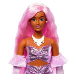 عروسک باربی با موی صورتی Barbie Deluxe Style کد HYV25 با طراحی خاص، لباس براق و اکسسوری های جذاب، انتخابی فوق العاده برای کودکانی است که عاشق دنیای مد، استایل و بازی های خلاقانه هستند. 4- توضیحات محصول: ویژگی های عروسک باربی با موی صورتی Barbie Deluxe Style کد HYV25 عروسک باربی با موی صورتی Barbie Deluxe Style کد HYV25 یکی از جذاب ترین مدل های مجموعه Deluxe Style است که با طراحی متفاوت و استایل مدرن خود، توجه کودکان و کلکسیونرها را جلب می کند. این عروسک با موهای صورتی موج دار، لباس درخشان و اکسسوری های خاص، دنیایی از خلاقیت و داستان سازی را برای کودکان ایجاد می کند. طراحی خاص و استایل متفاوت در طراحی این عروسک از ترکیب رنگ های چشمگیر و جزئیات دقیق استفاده شده است. لباس براق و جذاب باربی در کنار دستکش های مخملی و چکمه های سفید، ظاهر او را به یک شخصیت مد روز تبدیل کرده است. همچنین کیف خاص با طرح اسکناس و تاج نگین دار، جلوه ای لوکس و متفاوت به این عروسک می بخشد و باعث می شود کودک تجربه ای هیجان انگیز از بازی داشته باشد. مناسب برای تقویت خلاقیت کودکان بازی با عروسک باربی Barbie Deluxe Style فقط سرگرمی نیست، بلکه می تواند به رشد مهارت های ذهنی و اجتماعی کودک نیز کمک کند. کودکان هنگام بازی با این عروسک، داستان های مختلف می سازند و شخصیت پردازی می کنند. این موضوع باعث تقویت تخیل، افزایش اعتماد به نفس و رشد مهارت های ارتباطی آن ها می شود. کیفیت ساخت بالا و مفاصل حرکتی این عروسک با استفاده از متریال باکیفیت تولید شده و جزئیات ظاهری آن با دقت بالایی طراحی شده است. مفاصل حرکتی عروسک امکان ایجاد ژست های متنوع را فراهم می کند و کودک می تواند باربی را در حالت های مختلف قرار دهد. این ویژگی، بازی را واقعی تر و جذاب تر می کند و برای نمایش و عکاسی از عروسک نیز بسیار کاربردی است. انتخابی عالی برای هدیه اگر به دنبال هدیه ای متفاوت و دوست داشتنی برای کودکی علاقه مند به مد و فشن هستید، عروسک باربی با موی صورتی Barbie Deluxe Style کد HYV25 می تواند انتخابی فوق العاده باشد. ظاهر خاص، کیفیت بالا و طراحی حرفه ای این محصول باعث می شود هم برای بازی روزمره و هم برای کامل کردن مجموعه باربی مناسب باشد. این محصول با بسته بندی جذاب و کیفیت عالی، هدیه ای ماندگار و هیجان انگیز برای کودکان خواهد بود.