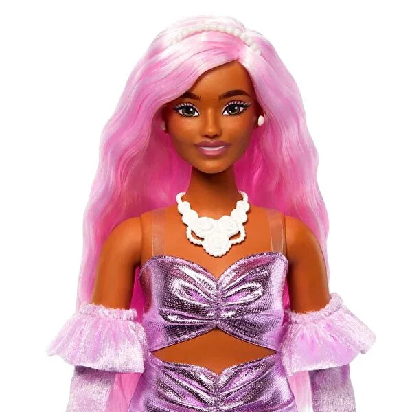 عروسک باربی با موی صورتی Barbie Deluxe Style کد HYV25 با طراحی خاص، لباس براق و اکسسوری های جذاب، انتخابی فوق العاده برای کودکانی است که عاشق دنیای مد، استایل و بازی های خلاقانه هستند. 4- توضیحات محصول: ویژگی های عروسک باربی با موی صورتی Barbie Deluxe Style کد HYV25 عروسک باربی با موی صورتی Barbie Deluxe Style کد HYV25 یکی از جذاب ترین مدل های مجموعه Deluxe Style است که با طراحی متفاوت و استایل مدرن خود، توجه کودکان و کلکسیونرها را جلب می کند. این عروسک با موهای صورتی موج دار، لباس درخشان و اکسسوری های خاص، دنیایی از خلاقیت و داستان سازی را برای کودکان ایجاد می کند. طراحی خاص و استایل متفاوت در طراحی این عروسک از ترکیب رنگ های چشمگیر و جزئیات دقیق استفاده شده است. لباس براق و جذاب باربی در کنار دستکش های مخملی و چکمه های سفید، ظاهر او را به یک شخصیت مد روز تبدیل کرده است. همچنین کیف خاص با طرح اسکناس و تاج نگین دار، جلوه ای لوکس و متفاوت به این عروسک می بخشد و باعث می شود کودک تجربه ای هیجان انگیز از بازی داشته باشد. مناسب برای تقویت خلاقیت کودکان بازی با عروسک باربی Barbie Deluxe Style فقط سرگرمی نیست، بلکه می تواند به رشد مهارت های ذهنی و اجتماعی کودک نیز کمک کند. کودکان هنگام بازی با این عروسک، داستان های مختلف می سازند و شخصیت پردازی می کنند. این موضوع باعث تقویت تخیل، افزایش اعتماد به نفس و رشد مهارت های ارتباطی آن ها می شود. کیفیت ساخت بالا و مفاصل حرکتی این عروسک با استفاده از متریال باکیفیت تولید شده و جزئیات ظاهری آن با دقت بالایی طراحی شده است. مفاصل حرکتی عروسک امکان ایجاد ژست های متنوع را فراهم می کند و کودک می تواند باربی را در حالت های مختلف قرار دهد. این ویژگی، بازی را واقعی تر و جذاب تر می کند و برای نمایش و عکاسی از عروسک نیز بسیار کاربردی است. انتخابی عالی برای هدیه اگر به دنبال هدیه ای متفاوت و دوست داشتنی برای کودکی علاقه مند به مد و فشن هستید، عروسک باربی با موی صورتی Barbie Deluxe Style کد HYV25 می تواند انتخابی فوق العاده باشد. ظاهر خاص، کیفیت بالا و طراحی حرفه ای این محصول باعث می شود هم برای بازی روزمره و هم برای کامل کردن مجموعه باربی مناسب باشد. این محصول با بسته بندی جذاب و کیفیت عالی، هدیه ای ماندگار و هیجان انگیز برای کودکان خواهد بود.