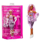 عروسک باربی با موی صورتی Barbie Deluxe Style کد HYV25 با طراحی خاص، لباس براق و اکسسوری های جذاب، انتخابی فوق العاده برای کودکانی است که عاشق دنیای مد، استایل و بازی های خلاقانه هستند. 4- توضیحات محصول: ویژگی های عروسک باربی با موی صورتی Barbie Deluxe Style کد HYV25 عروسک باربی با موی صورتی Barbie Deluxe Style کد HYV25 یکی از جذاب ترین مدل های مجموعه Deluxe Style است که با طراحی متفاوت و استایل مدرن خود، توجه کودکان و کلکسیونرها را جلب می کند. این عروسک با موهای صورتی موج دار، لباس درخشان و اکسسوری های خاص، دنیایی از خلاقیت و داستان سازی را برای کودکان ایجاد می کند. طراحی خاص و استایل متفاوت در طراحی این عروسک از ترکیب رنگ های چشمگیر و جزئیات دقیق استفاده شده است. لباس براق و جذاب باربی در کنار دستکش های مخملی و چکمه های سفید، ظاهر او را به یک شخصیت مد روز تبدیل کرده است. همچنین کیف خاص با طرح اسکناس و تاج نگین دار، جلوه ای لوکس و متفاوت به این عروسک می بخشد و باعث می شود کودک تجربه ای هیجان انگیز از بازی داشته باشد. مناسب برای تقویت خلاقیت کودکان بازی با عروسک باربی Barbie Deluxe Style فقط سرگرمی نیست، بلکه می تواند به رشد مهارت های ذهنی و اجتماعی کودک نیز کمک کند. کودکان هنگام بازی با این عروسک، داستان های مختلف می سازند و شخصیت پردازی می کنند. این موضوع باعث تقویت تخیل، افزایش اعتماد به نفس و رشد مهارت های ارتباطی آن ها می شود. کیفیت ساخت بالا و مفاصل حرکتی این عروسک با استفاده از متریال باکیفیت تولید شده و جزئیات ظاهری آن با دقت بالایی طراحی شده است. مفاصل حرکتی عروسک امکان ایجاد ژست های متنوع را فراهم می کند و کودک می تواند باربی را در حالت های مختلف قرار دهد. این ویژگی، بازی را واقعی تر و جذاب تر می کند و برای نمایش و عکاسی از عروسک نیز بسیار کاربردی است. انتخابی عالی برای هدیه اگر به دنبال هدیه ای متفاوت و دوست داشتنی برای کودکی علاقه مند به مد و فشن هستید، عروسک باربی با موی صورتی Barbie Deluxe Style کد HYV25 می تواند انتخابی فوق العاده باشد. ظاهر خاص، کیفیت بالا و طراحی حرفه ای این محصول باعث می شود هم برای بازی روزمره و هم برای کامل کردن مجموعه باربی مناسب باشد. این محصول با بسته بندی جذاب و کیفیت عالی، هدیه ای ماندگار و هیجان انگیز برای کودکان خواهد بود.