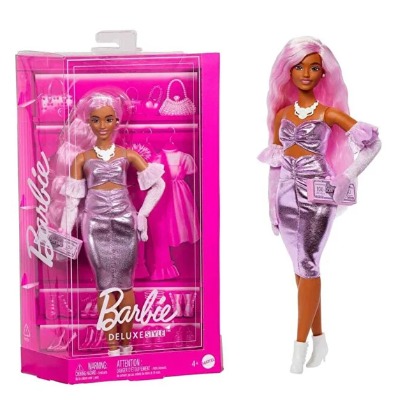 عروسک باربی با موی صورتی Barbie Deluxe Style کد HYV25 با طراحی خاص، لباس براق و اکسسوری های جذاب، انتخابی فوق العاده برای کودکانی است که عاشق دنیای مد، استایل و بازی های خلاقانه هستند. 4- توضیحات محصول: ویژگی های عروسک باربی با موی صورتی Barbie Deluxe Style کد HYV25 عروسک باربی با موی صورتی Barbie Deluxe Style کد HYV25 یکی از جذاب ترین مدل های مجموعه Deluxe Style است که با طراحی متفاوت و استایل مدرن خود، توجه کودکان و کلکسیونرها را جلب می کند. این عروسک با موهای صورتی موج دار، لباس درخشان و اکسسوری های خاص، دنیایی از خلاقیت و داستان سازی را برای کودکان ایجاد می کند. طراحی خاص و استایل متفاوت در طراحی این عروسک از ترکیب رنگ های چشمگیر و جزئیات دقیق استفاده شده است. لباس براق و جذاب باربی در کنار دستکش های مخملی و چکمه های سفید، ظاهر او را به یک شخصیت مد روز تبدیل کرده است. همچنین کیف خاص با طرح اسکناس و تاج نگین دار، جلوه ای لوکس و متفاوت به این عروسک می بخشد و باعث می شود کودک تجربه ای هیجان انگیز از بازی داشته باشد. مناسب برای تقویت خلاقیت کودکان بازی با عروسک باربی Barbie Deluxe Style فقط سرگرمی نیست، بلکه می تواند به رشد مهارت های ذهنی و اجتماعی کودک نیز کمک کند. کودکان هنگام بازی با این عروسک، داستان های مختلف می سازند و شخصیت پردازی می کنند. این موضوع باعث تقویت تخیل، افزایش اعتماد به نفس و رشد مهارت های ارتباطی آن ها می شود. کیفیت ساخت بالا و مفاصل حرکتی این عروسک با استفاده از متریال باکیفیت تولید شده و جزئیات ظاهری آن با دقت بالایی طراحی شده است. مفاصل حرکتی عروسک امکان ایجاد ژست های متنوع را فراهم می کند و کودک می تواند باربی را در حالت های مختلف قرار دهد. این ویژگی، بازی را واقعی تر و جذاب تر می کند و برای نمایش و عکاسی از عروسک نیز بسیار کاربردی است. انتخابی عالی برای هدیه اگر به دنبال هدیه ای متفاوت و دوست داشتنی برای کودکی علاقه مند به مد و فشن هستید، عروسک باربی با موی صورتی Barbie Deluxe Style کد HYV25 می تواند انتخابی فوق العاده باشد. ظاهر خاص، کیفیت بالا و طراحی حرفه ای این محصول باعث می شود هم برای بازی روزمره و هم برای کامل کردن مجموعه باربی مناسب باشد. این محصول با بسته بندی جذاب و کیفیت عالی، هدیه ای ماندگار و هیجان انگیز برای کودکان خواهد بود.