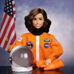 عروسک باربی فضانورد Ellen Ochoa از مجموعه زنان الهام‌ بخش کد JBJ28